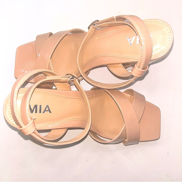 Block heel, strappy sandal with platform heel.  Size 10 Brand MIA NWT - Picture 2 of 6